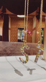 Last inn og spill av video i Gallerivisningen, Letter necklace - V
