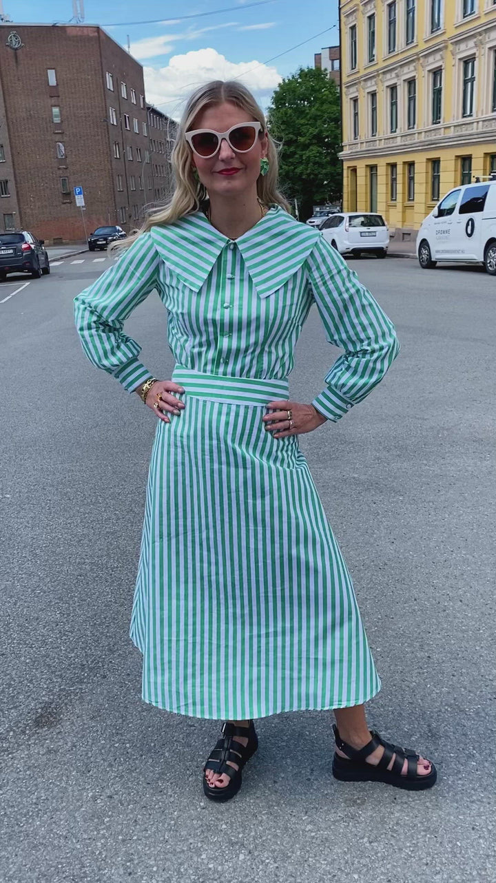 Stripete grønn og hvit skjorte/bluse med stor krage fra Dianas Vintage. Knapper hele veien ned og lange ballongermer med mansjetter.