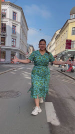 Last inn og spill av video i Gallerivisningen, Betty Button dress - blue forest
