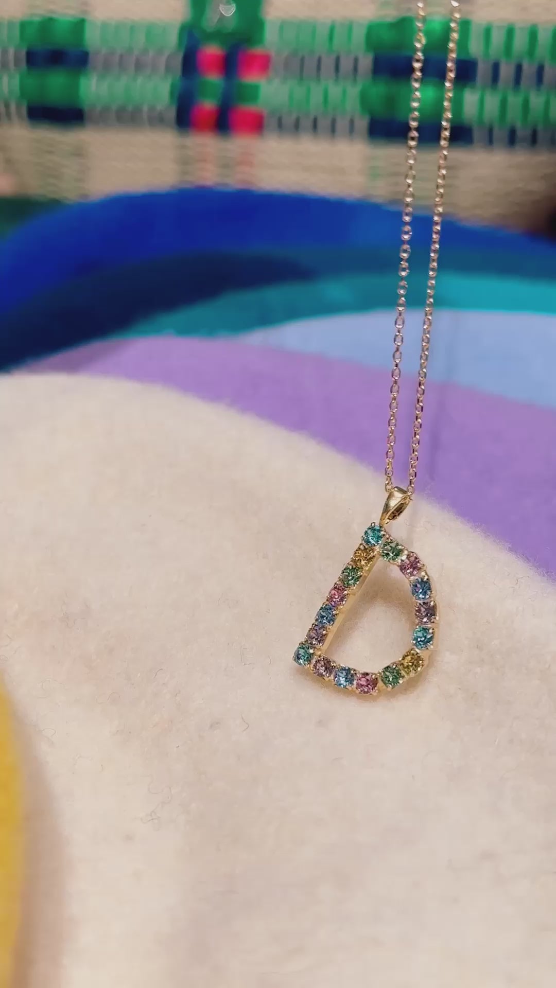 Letter Necklace D Caroline Svedbom Bokstav smykke  Pastel Combo pastellfarger sommer glitrende Swarovski krystaller gull