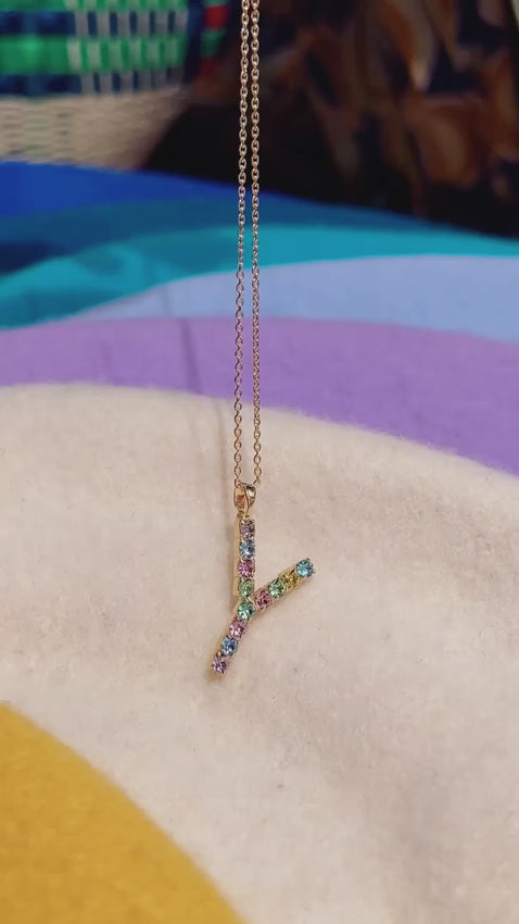 etter Necklace Y Caroline Svedbom Bokstav smykke  Pastel Combo pastellfarger sommer glitrende Swarovski krystaller gull