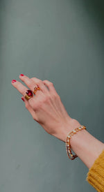 Last inn og spill av video i Gallerivisningen, Classic drop ring - scarlet
