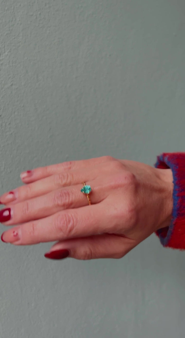 Niki ring Light Turquoise fra Caroline Svedbom er en nydelig glitrende og elegant ring med turkise swarovski krystaller. Gullforgylt messing
