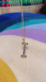Last inn og spill av video i Gallerivisningen, Letter Necklace I Caroline Svedbom Bokstav smykke  Pastel Combo pastellfarger sommer glitrende Swarovski krystaller gull
