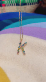 Last inn og spill av video i Gallerivisningen, Letter Necklace K Caroline Svedbom Bokstav smykke  Pastel Combo pastellfarger sommer glitrende Swarovski krystaller gull
