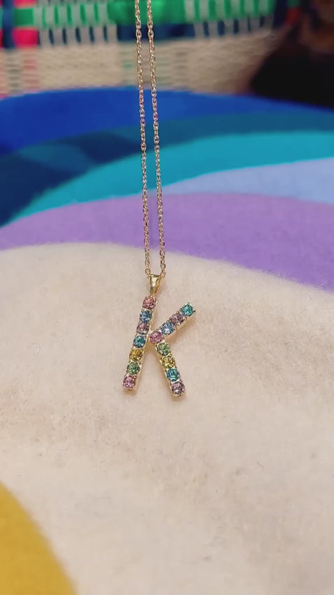 Letter Necklace K Caroline Svedbom Bokstav smykke  Pastel Combo pastellfarger sommer glitrende Swarovski krystaller gull