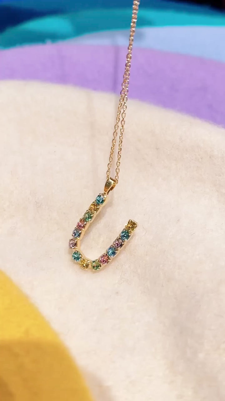 Letter Necklace U Caroline Svedbom Bokstav smykke  Pastel Combo pastellfarger sommer glitrende Swarovski krystaller gull