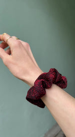 Last inn og spill av video i Gallerivisningen, Scrunchie av restestoff liten - red glitter
