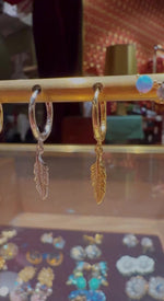 Last inn og spill av video i Gallerivisningen, Feather hoop - gold

