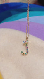 Last inn og spill av video i Gallerivisningen, Letter Necklace J Caroline Svedbom Bokstav smykke  Pastel Combo pastellfarger sommer glitrende Swarovski krystaller gull
