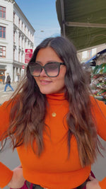 Last inn og spill av video i Gallerivisningen, Betty - black solbriller fra Otra. Store solbriller med graderte glass. Glassene har 100 % UV-beskyttelse og sitter godt på nesen. 
