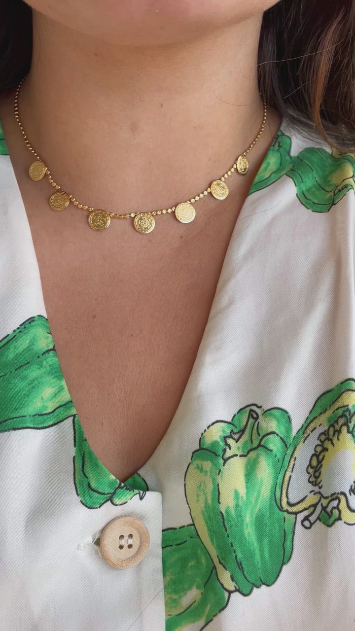 Nydelig halskjede med syv mynter som pynt. Unike detaljer på gullmyntene