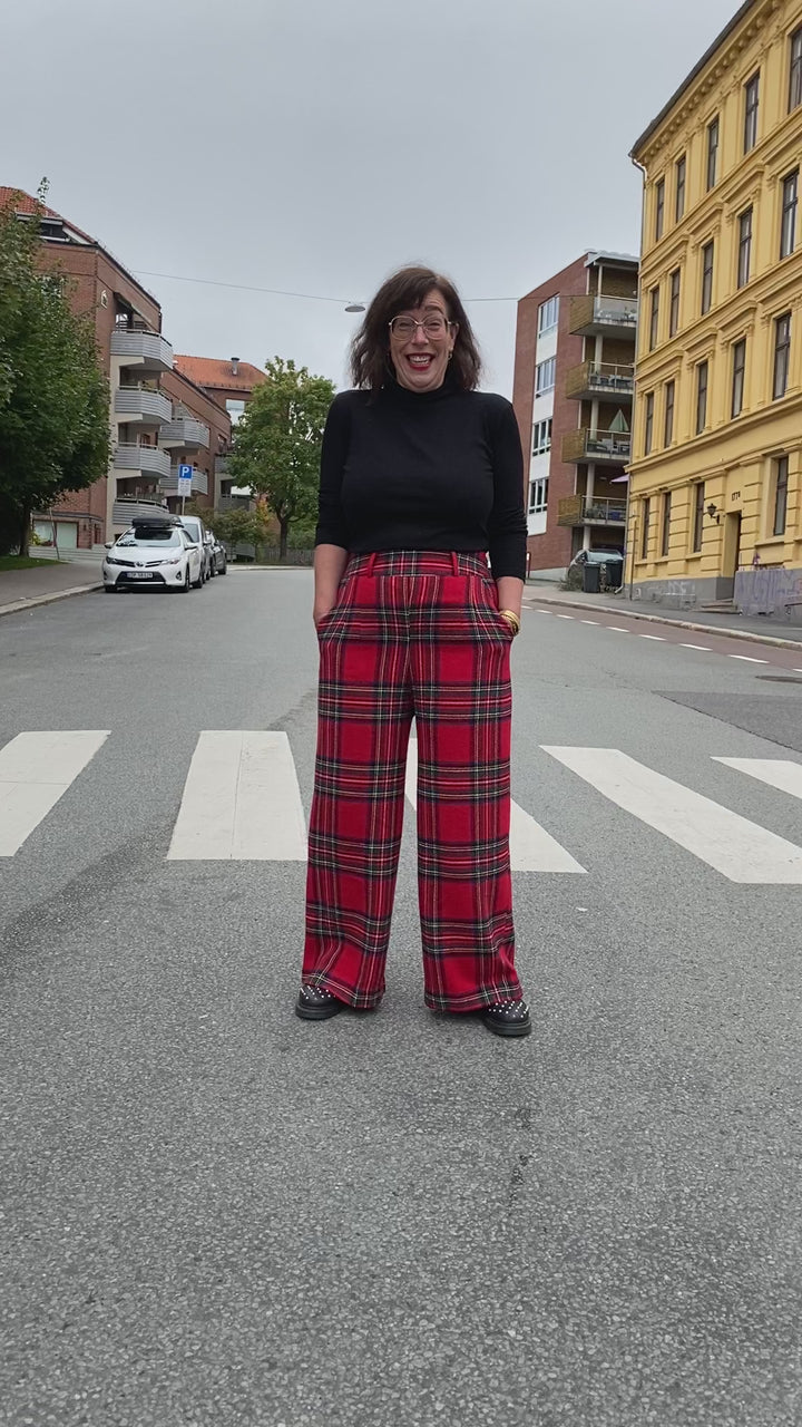 Palazzo-bukser med høyt liv i rød tartan fra Dianas Vintage. Lange ben, bred linning og bred ben.