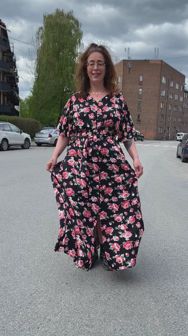 modell poserer i monika dress fra Dianas Vintage lang svart kjole med blomster etisk produsert 