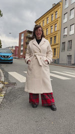 Last inn og spill av video i Gallerivisningen, Kremhvit, oversized kåpe fra King Louie. Fire knapper i front, skjortekrage, lommer i front og matchende knytebelte i midja.
