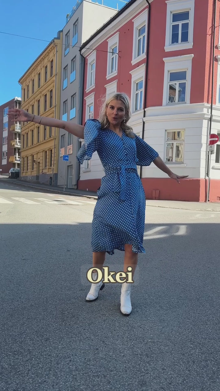 Dianas Vintage kjole. Kort blå kjole med hvite prikker, klokkeermer og midjebelte.