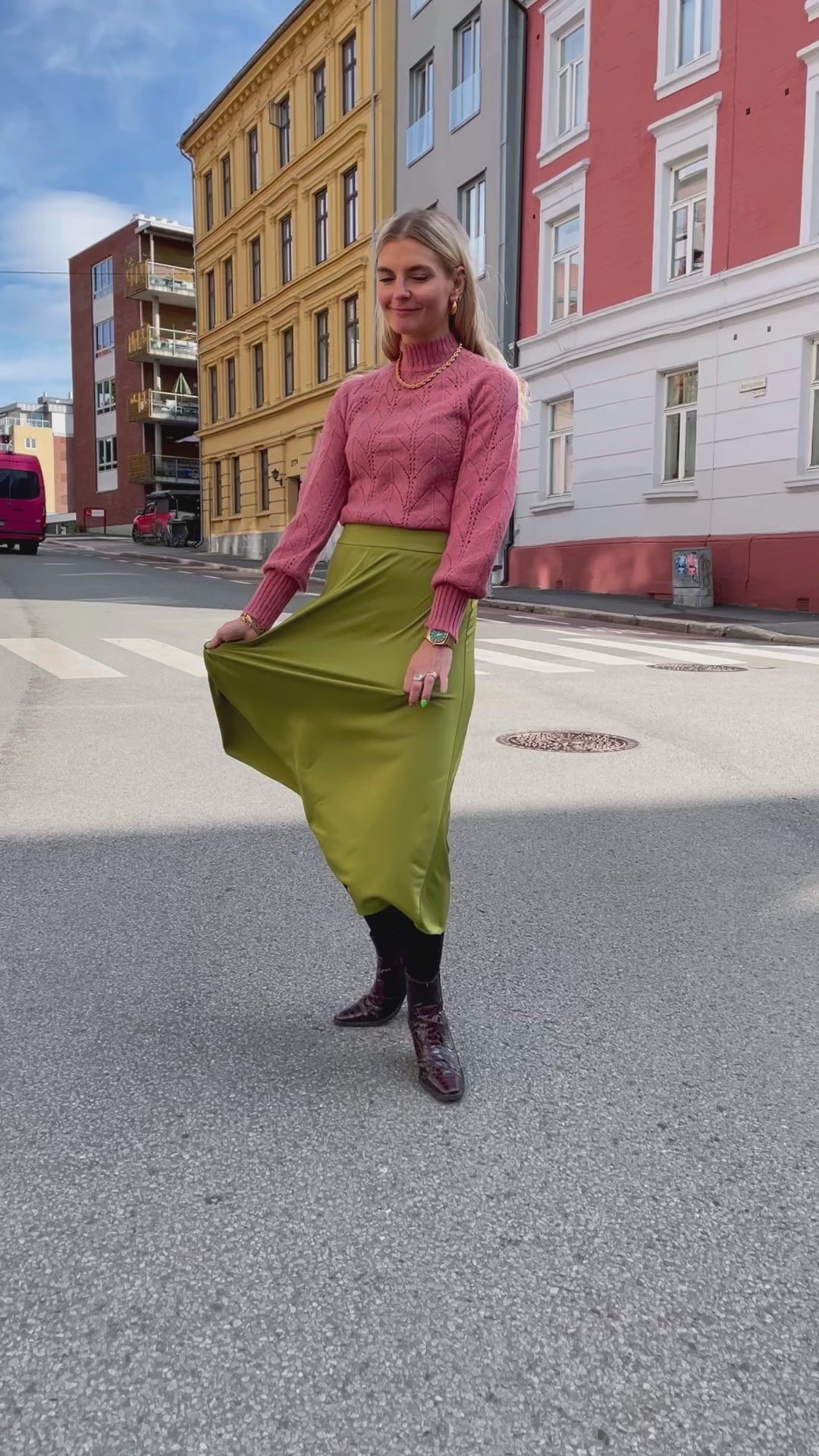 Mosegrønt skjørt med høyt liv fra Dianas Vintage. Bred linning og midi lengde