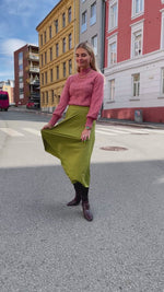 Last inn og spill av video i Gallerivisningen, Mosegrønt skjørt med høyt liv fra Dianas Vintage. Bred linning og midi lengde
