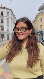 Last inn og spill av video i Gallerivisningen, Solbriller med gullfargede glass. Glassene har speil, og er med 100% UV-beskyttelse. Sort innfatning
