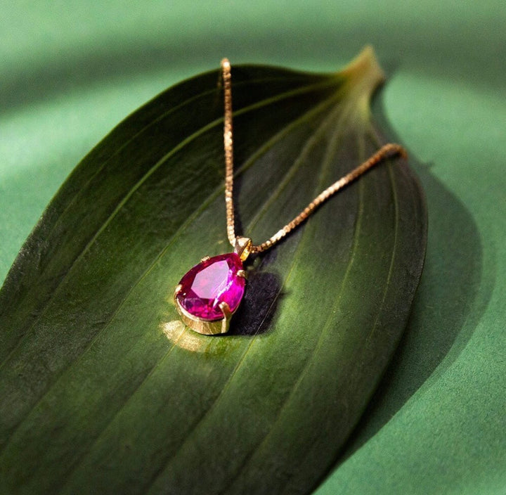 Caroline Svedbom halskjeder Mini Drop necklace - fushia