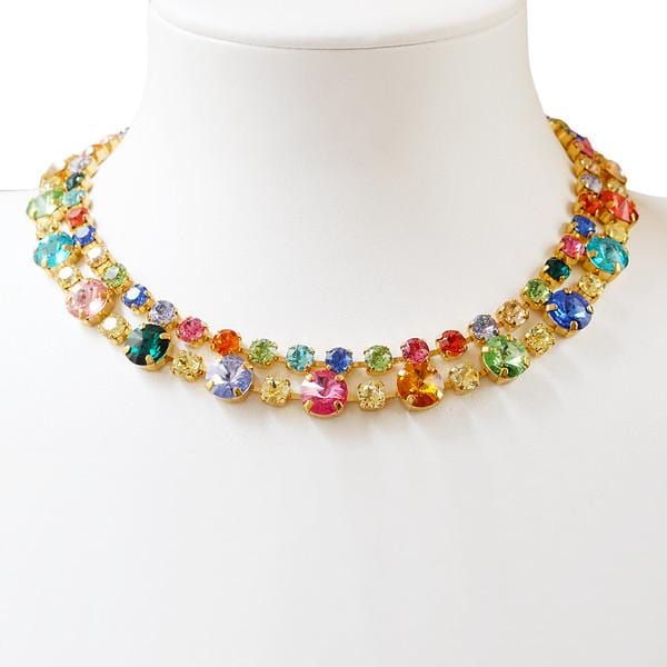 Pomona necklace i fargen rainbow combo fra Caroline Svedbom er et elegant og lekent smykke som passer til alt fra ullgenseren til sommerkjolen!