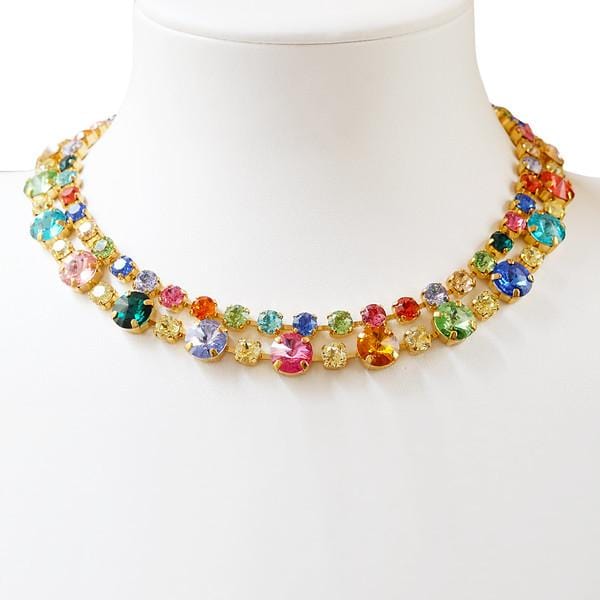 Pomona necklace i fargen rainbow combo fra Caroline Svedbom er et elegant og lekent smykke som passer til alt fra ullgenseren til sommerkjolen!