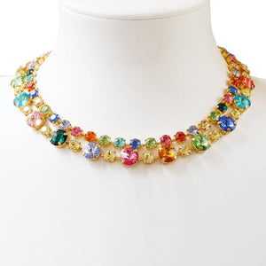 Pomona necklace i fargen rainbow combo fra Caroline Svedbom er et elegant og lekent smykke som passer til alt fra ullgenseren til sommerkjolen!