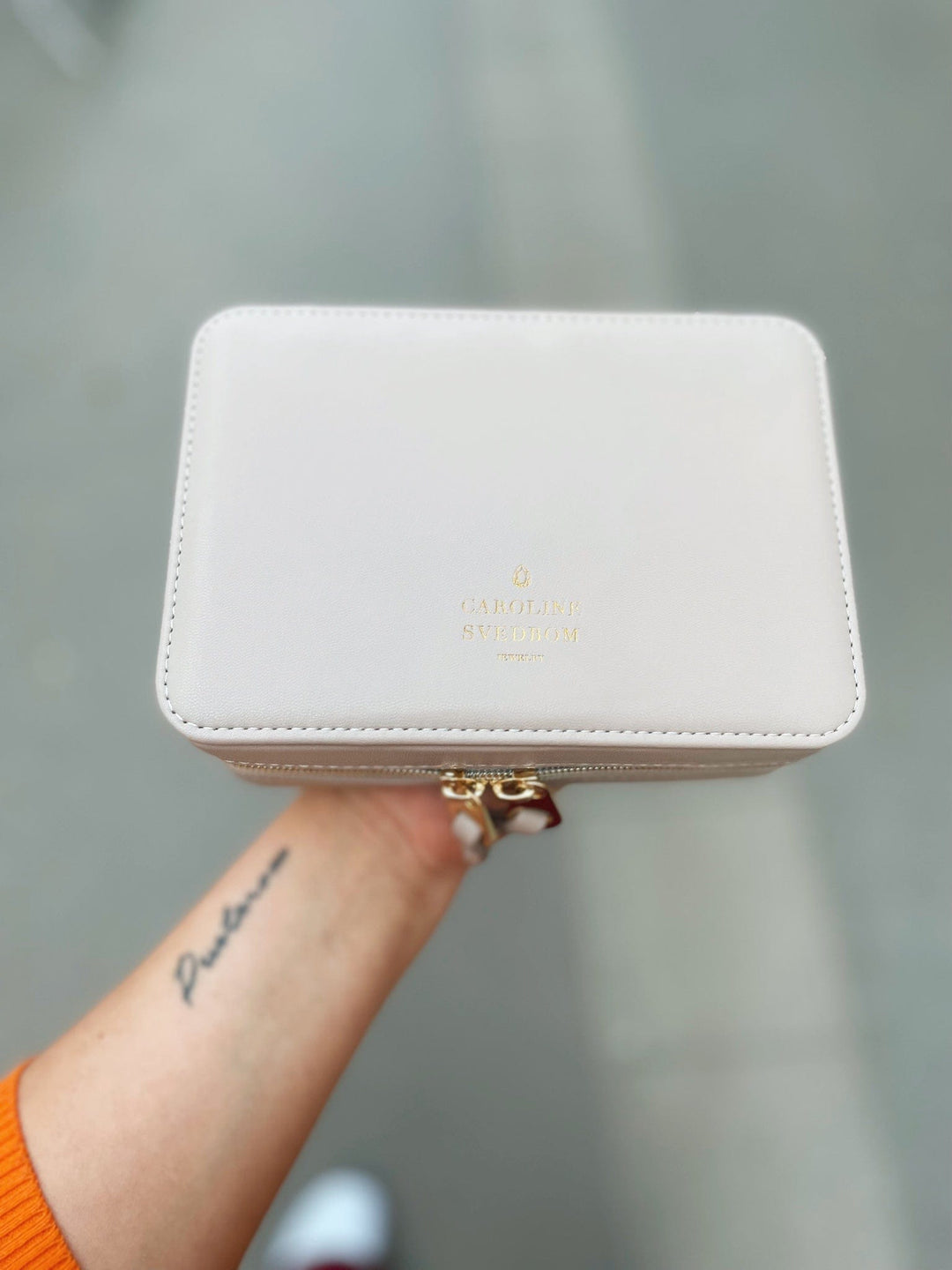 Caroline Svedbom øredobber Caroline organizer - creme
