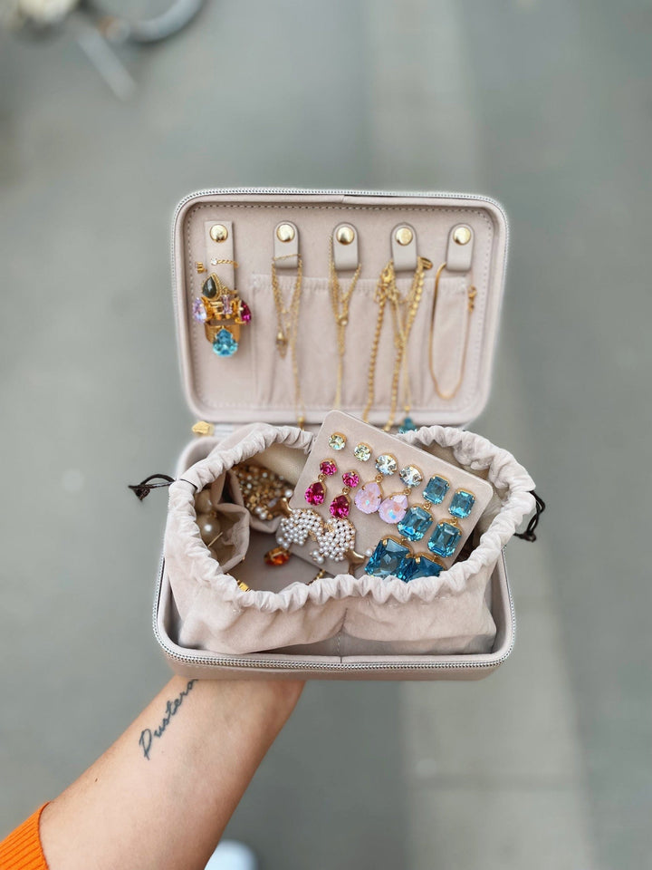 Caroline Svedbom øredobber Caroline organizer - creme