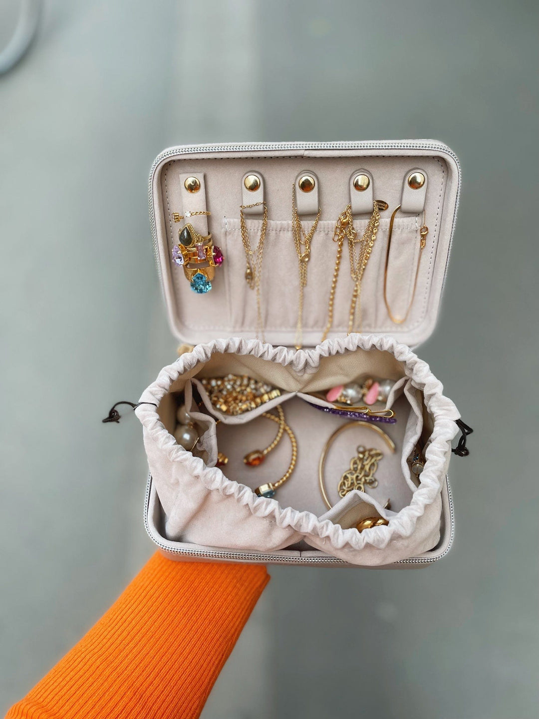 Caroline Svedbom øredobber Caroline organizer - creme