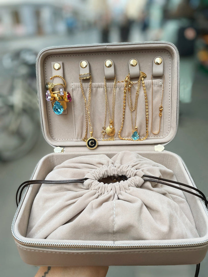 Caroline Svedbom øredobber Caroline organizer - creme