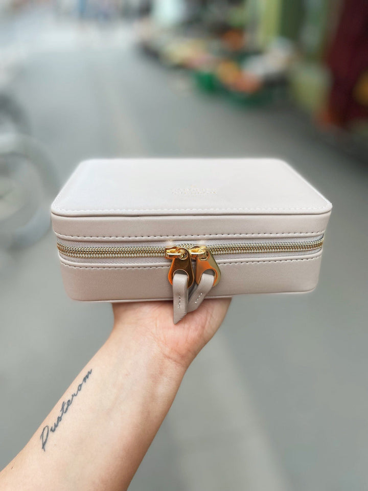 Caroline Svedbom øredobber Caroline organizer - creme