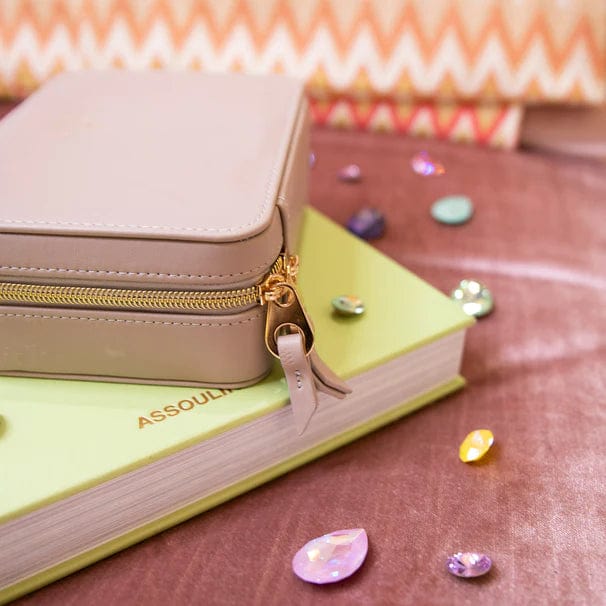 Caroline Svedbom øredobber Caroline organizer - creme