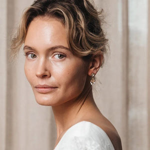 Caroline Svedbom øredobber Mini drop earrings - light amber