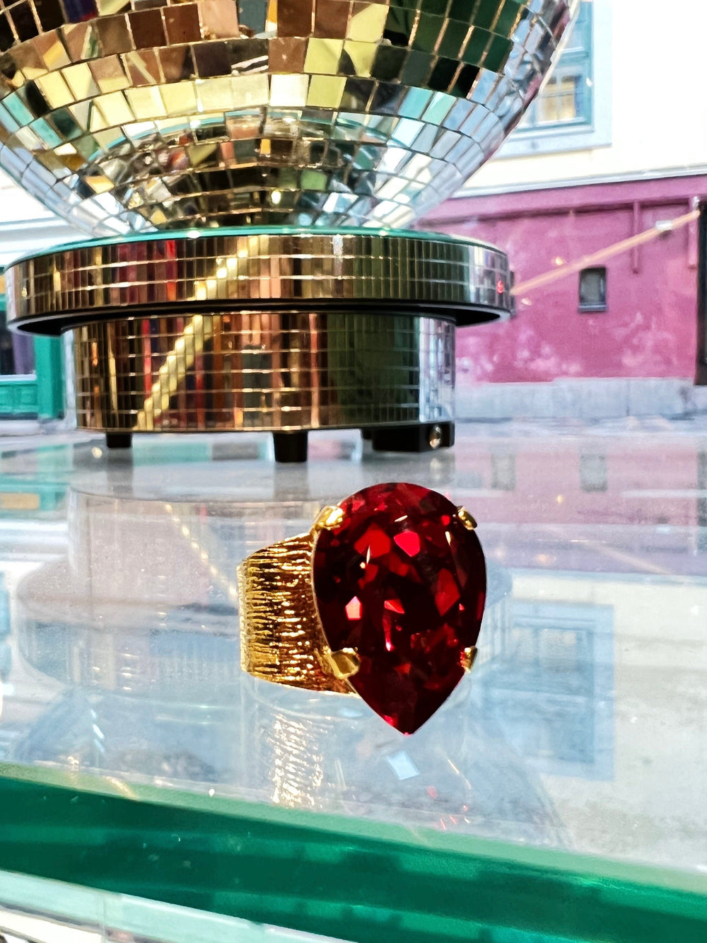 Caroline Svedbom ringer Classic drop ring - scarlet