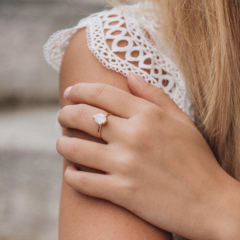 Caroline Svedbom ringer Mini drop ring - olivine
