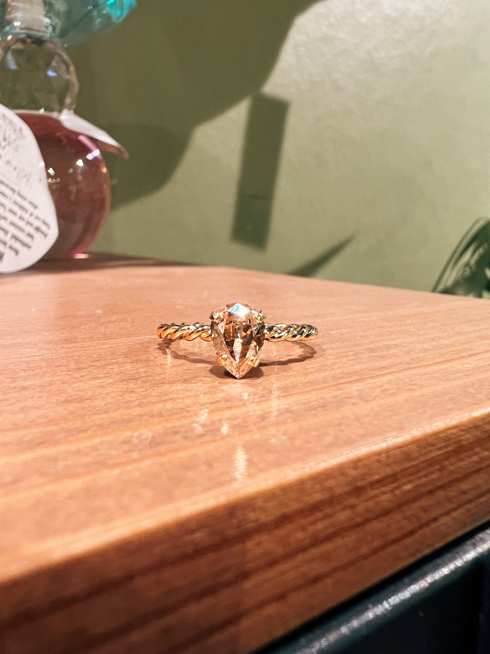 Caroline Svedbom ringer Niki ring - golden shadow