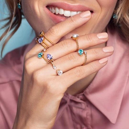 Niki ring Light Turquoise fra Caroline Svedbom er en nydelig glitrende og elegant ring med turkise swarovski krystaller. Gullforgylt messing