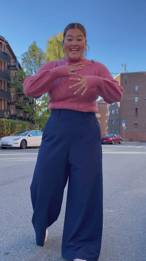 Høytlivsbukse i mørkeblå fra Dianas Vintage. Highwaisted, bred linning, vide ben og dype lommer.