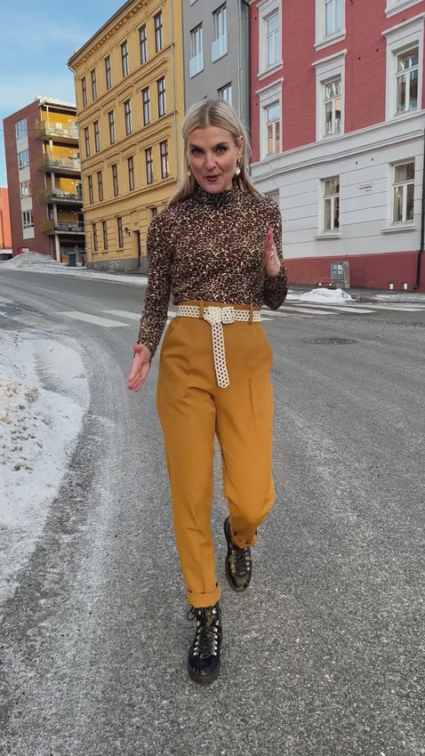 Høytivsbukser fra Dianas Vintage i en blanding av gul, brun og karamell. Bred linning, rette ben og lommer i sidene.