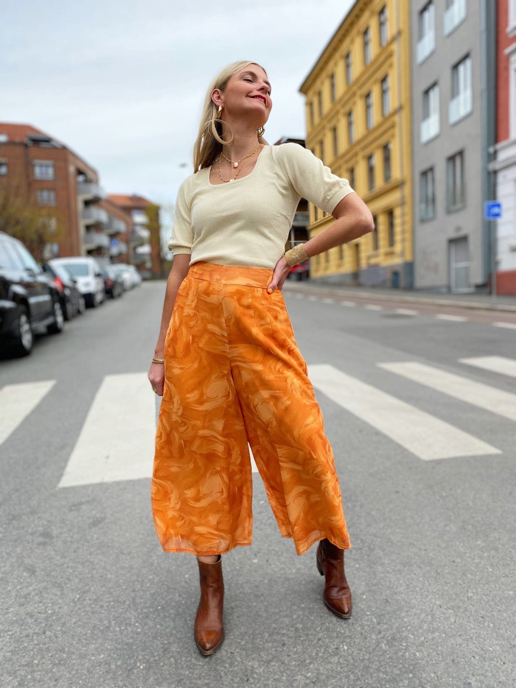 Kule culottes bukser i marmorert orange fra Dianas Vintage. Vide ben og bred linning.