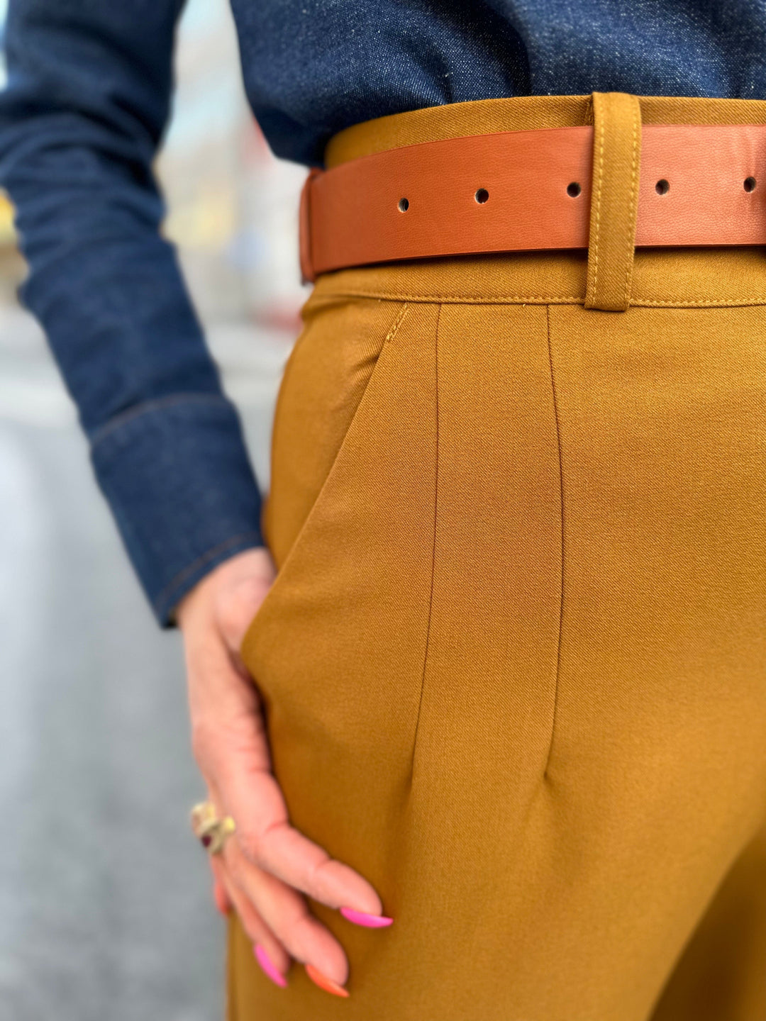 Høytlivsbukse i en blanding av brun og gul fra Dianas Vintage. Bred linning, vide ben og lommer i sidene.