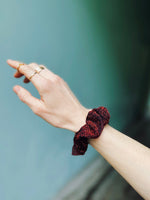 Last inn bildet i Galleri-visningsprogrammet, Dianas Vintage hårpynt Scrunchie av restestoff liten - red glitter
