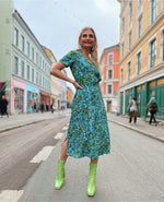 Last inn bildet i Galleri-visningsprogrammet, Dianas Vintage kjoler Betty Button dress - blue forest
