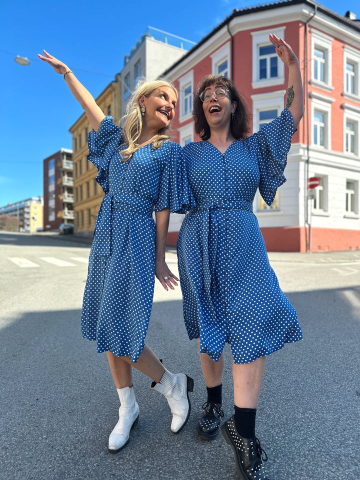 Dianas Vintage kjole. Kort blå kjole med hvite prikker, klokkeermer og midjebelte.