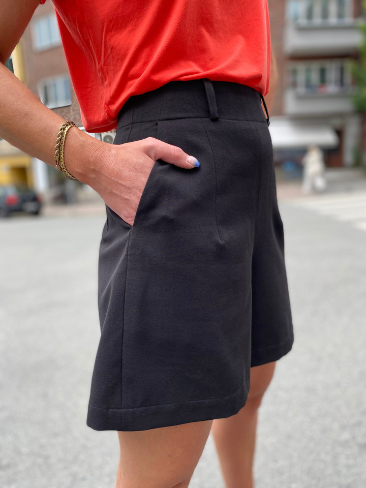 Sort shorts med høyt liv fra Dianas Vintage. Bred linning med brede beltehemper.