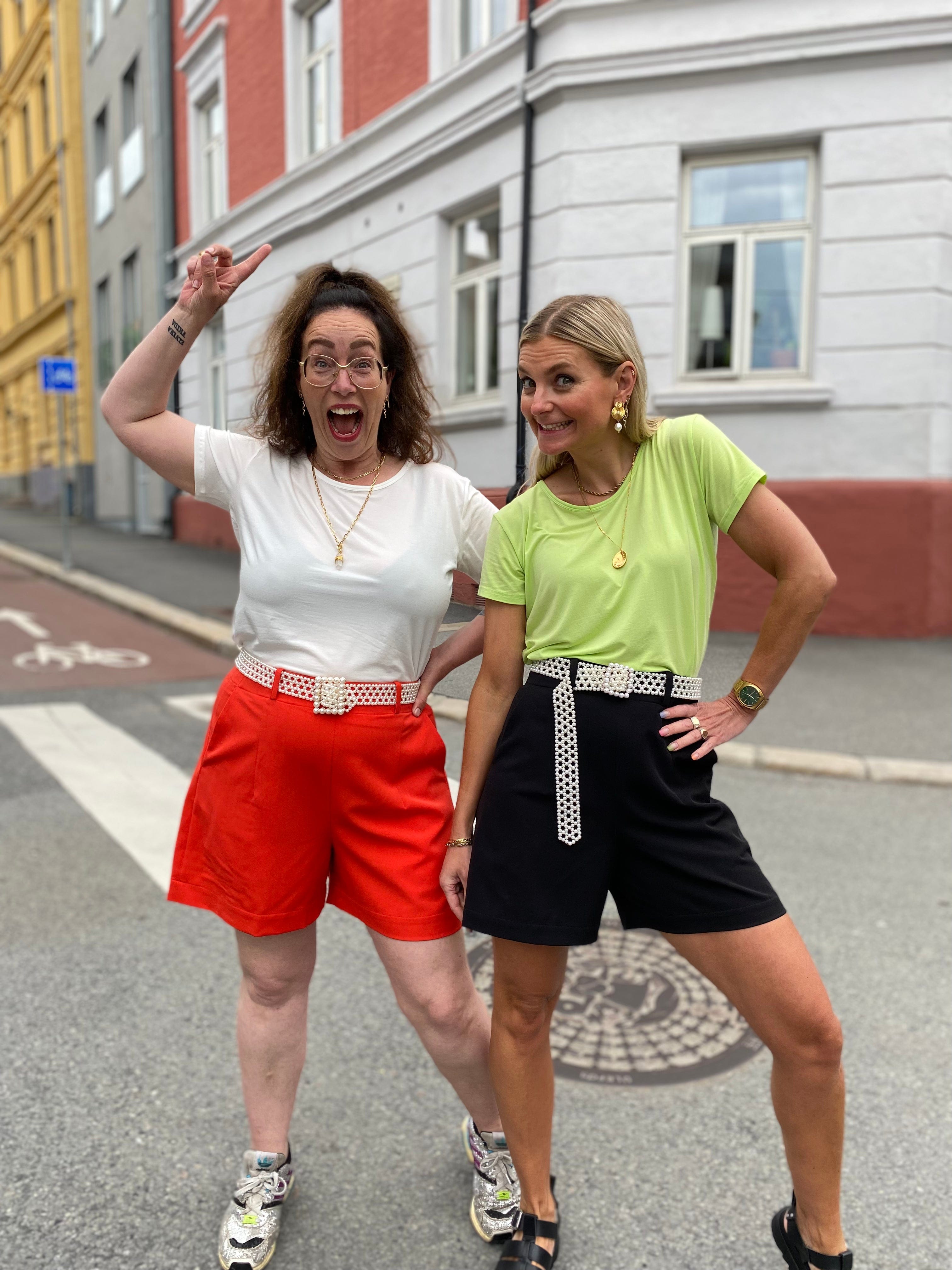 Sort shorts med høyt liv fra Dianas Vintage. Bred linning med brede beltehemper.