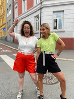 Last inn bildet i Galleri-visningsprogrammet, Sort shorts med høyt liv fra Dianas Vintage. Bred linning med brede beltehemper.
