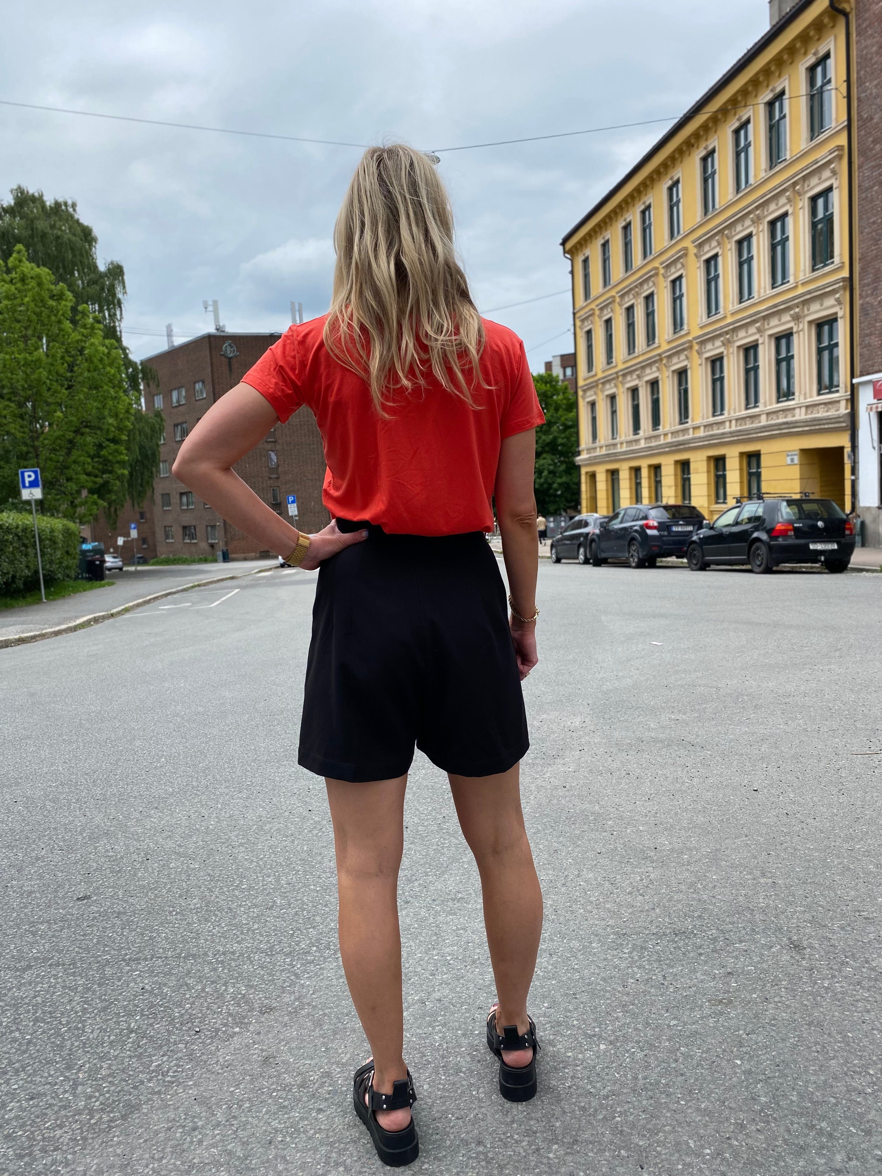Sort shorts med høyt liv fra Dianas Vintage. Bred linning med brede beltehemper.