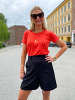 Last inn bildet i Galleri-visningsprogrammet, Sort shorts med høyt liv fra Dianas Vintage. Bred linning med brede beltehemper.
